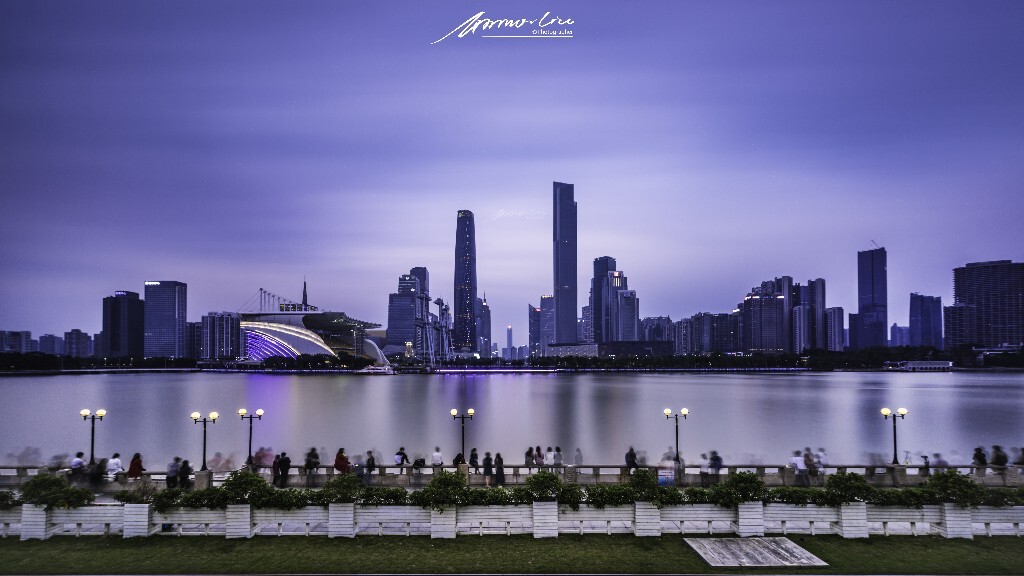 找不到上面的观景平台，就翻了个楼梯在楼梯上拍，结果还没拍完就被保安赶走了。。。