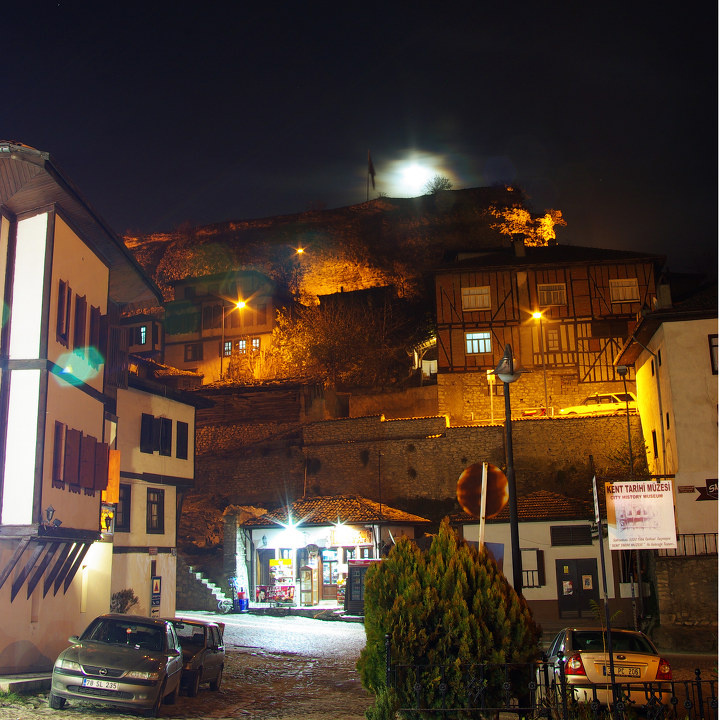 月光照小镇-番红花城<br />
