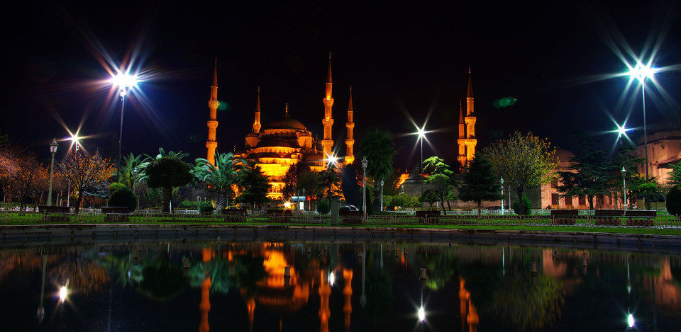 蓝色清真寺夜景<br />
