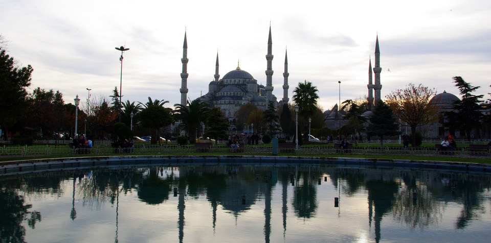 蓝色清真寺旁晚<br />
