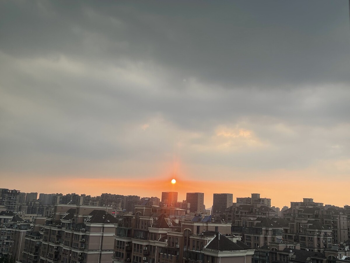 放大看，太阳像是冲出来的
