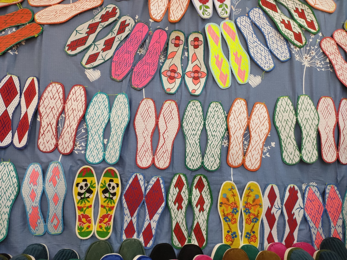 布依族的嫁妆纯手工鞋垫寓意漫漫人生路走好每一步