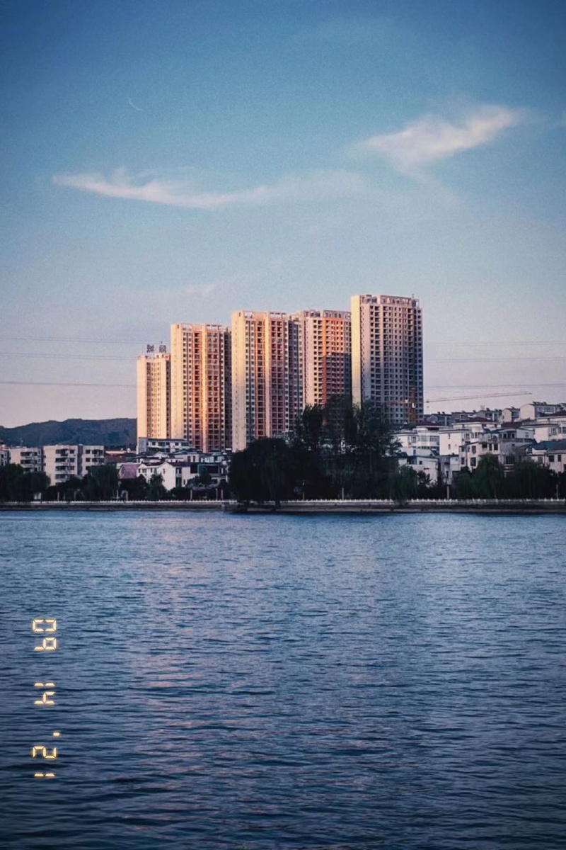 我生活的地方,一水一山构成了这鲜橙小镇的美.