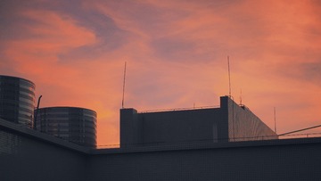 484235