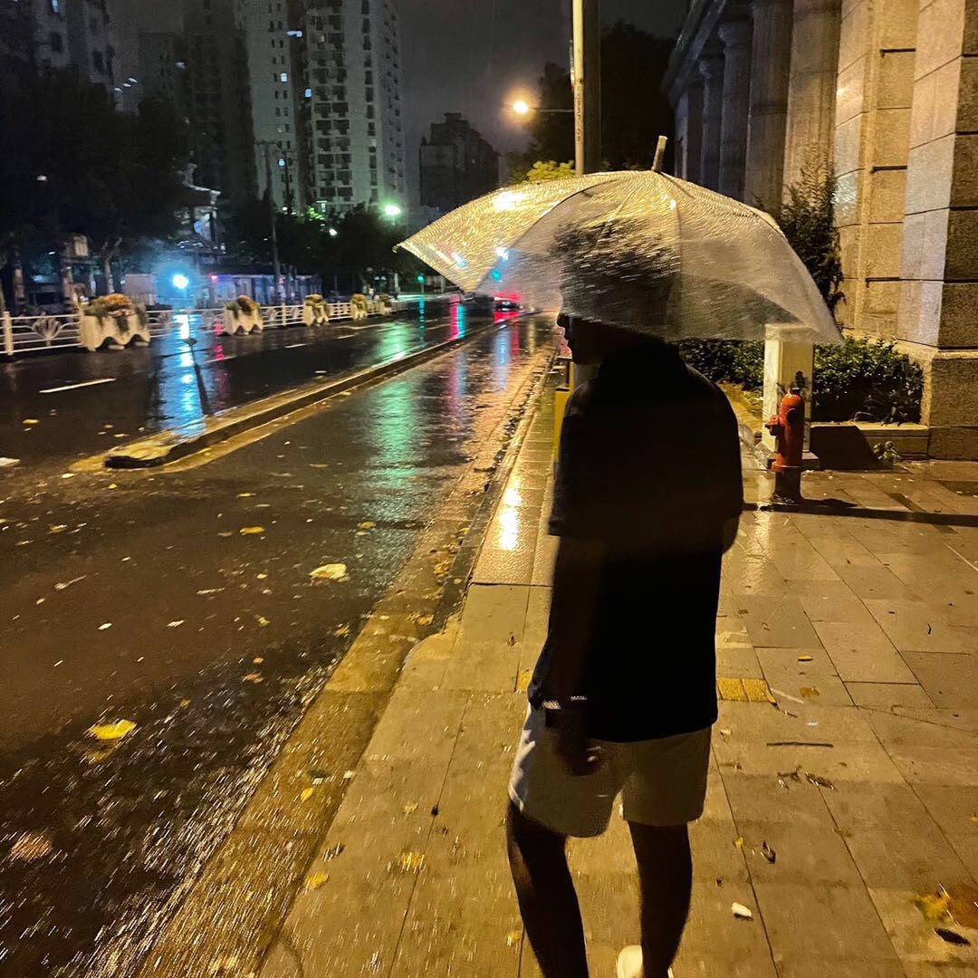愿我们都能遇到那个能为你打伞也能陪你淋雨的那个人