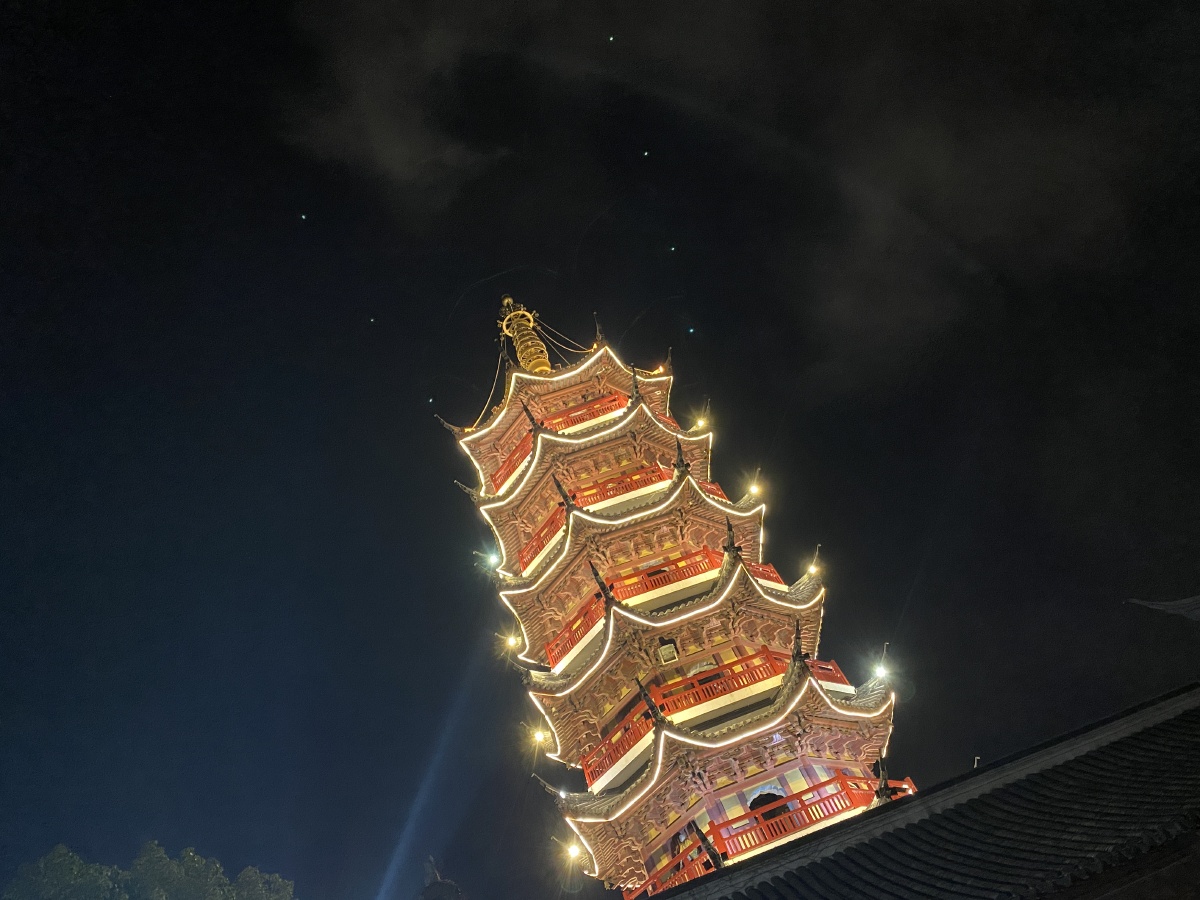 鸡鸣寺佛塔点亮夜景很美
