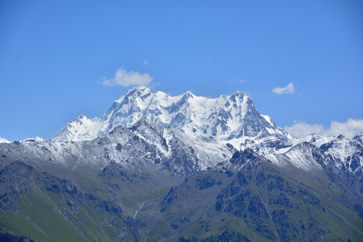天池的美离不开天山磅礴的怀抱更是独宠于博格达峰