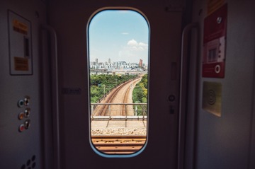 233097