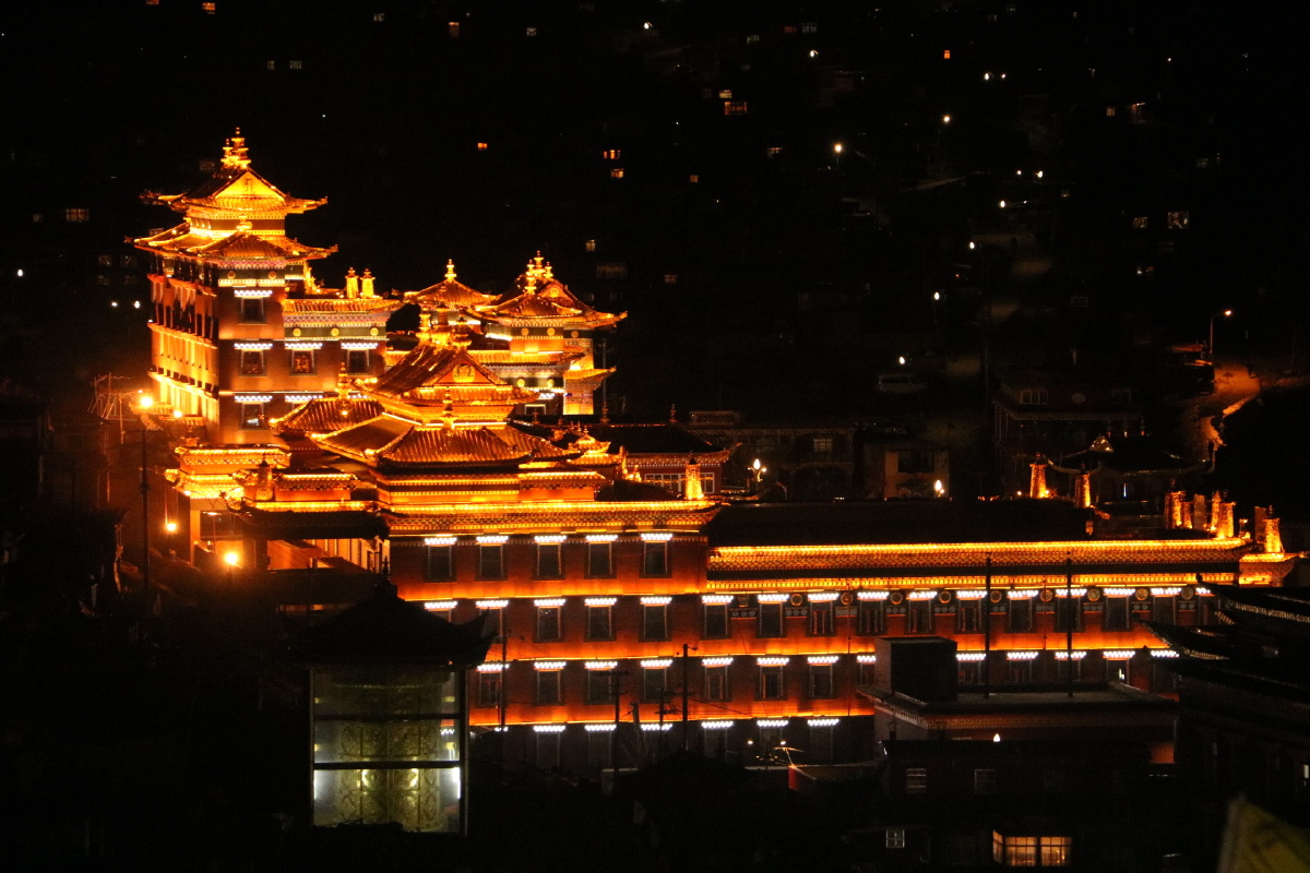色达五明佛学院夜景…万家灯火星星点点…背着一大包的行李上到山顶蹲