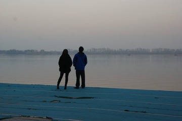 在湖边