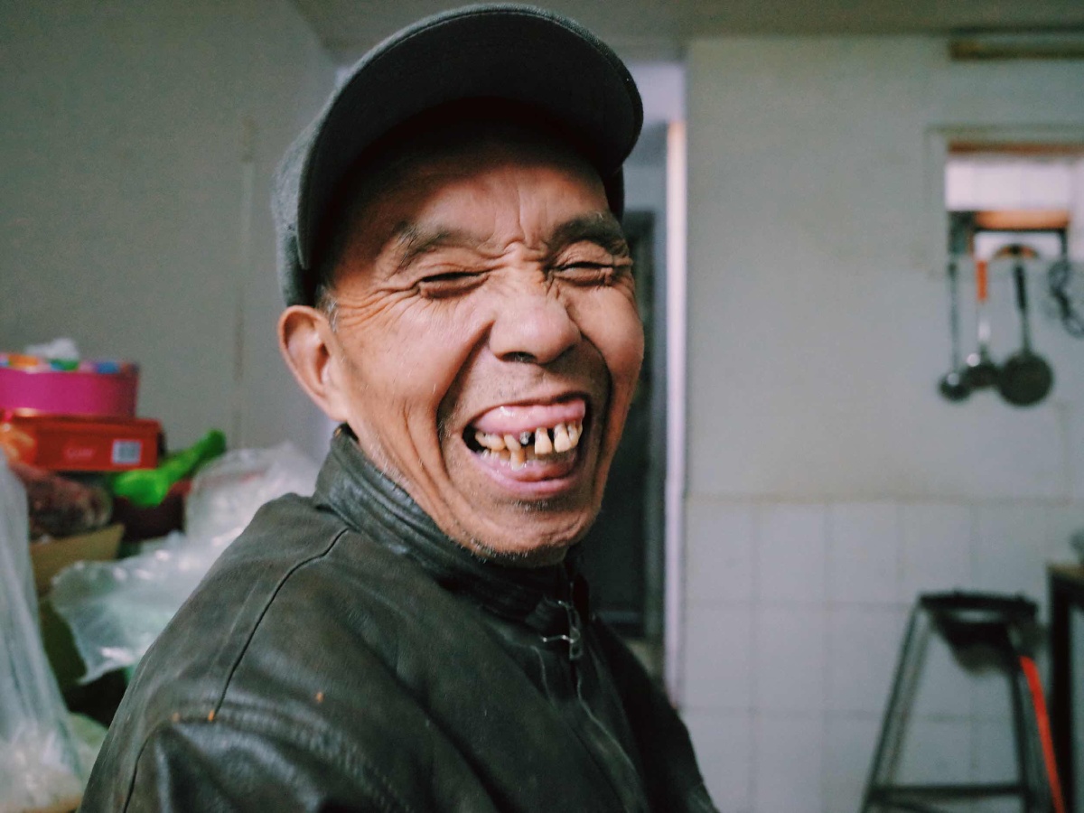 一个标准的露8颗牙齿的笑