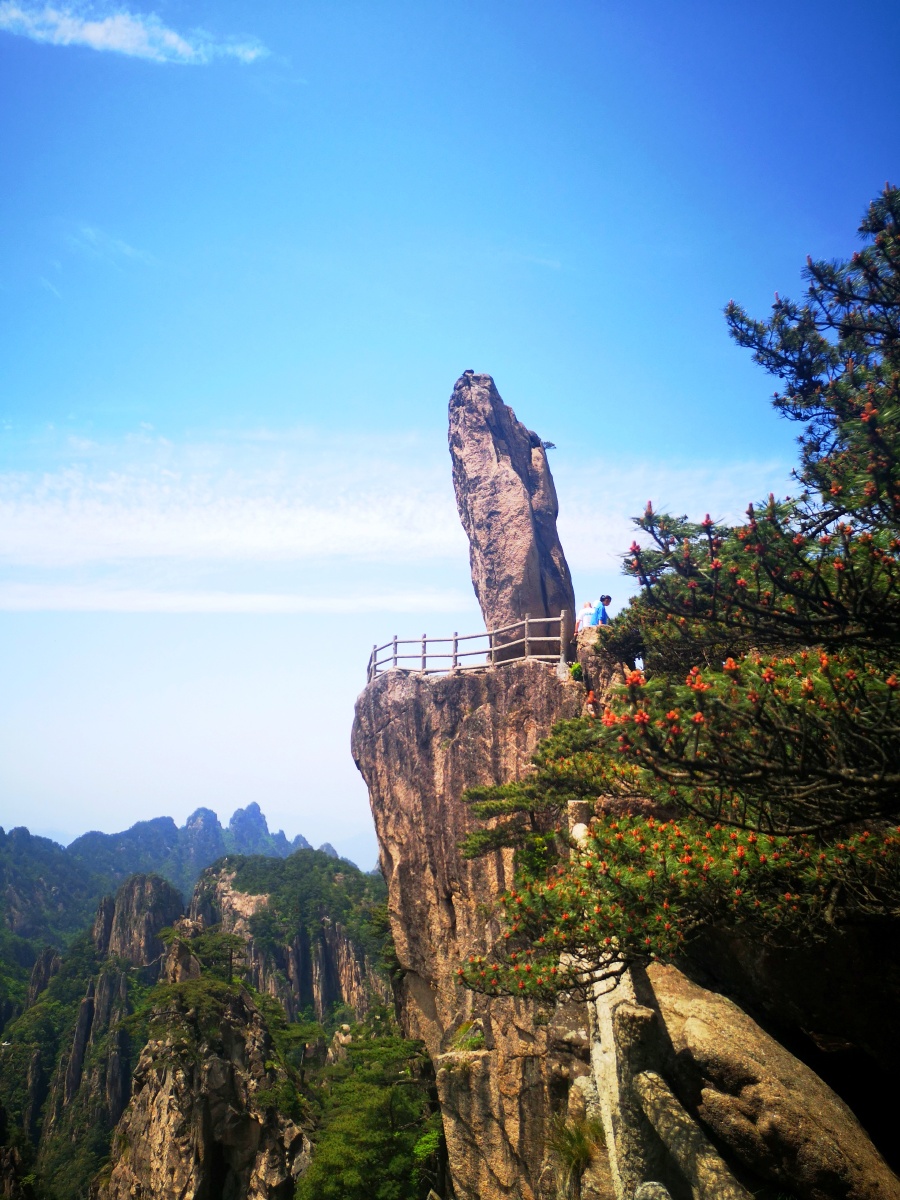 两个天然飞来石安徽黄山湖北神农架