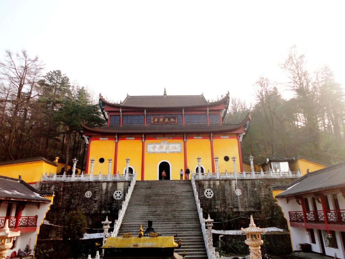 安徽九华山是国家5a级旅游区首批自然与文化双遗产四大佛教圣地之一