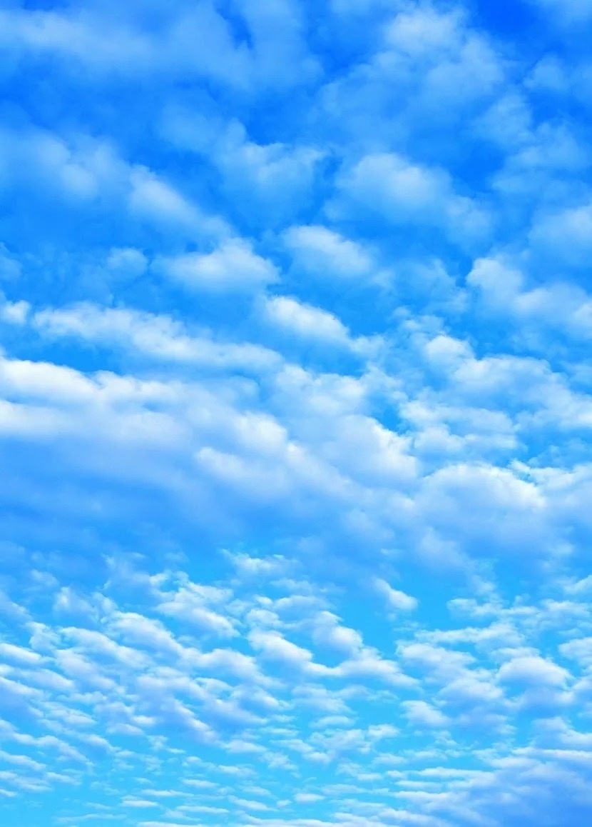 蓝天祥云总相映