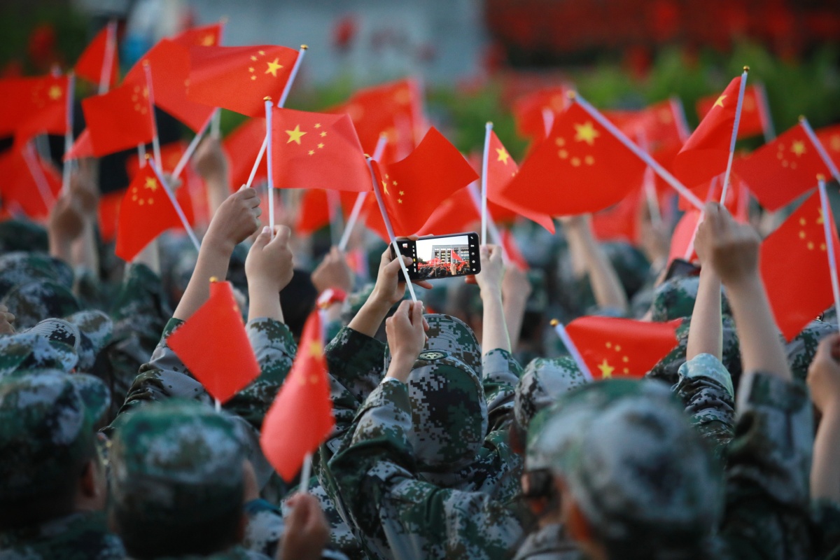 有一种绿叫军绿有一种红叫爱国红两种色彩交织在一起激荡了亿万人民的