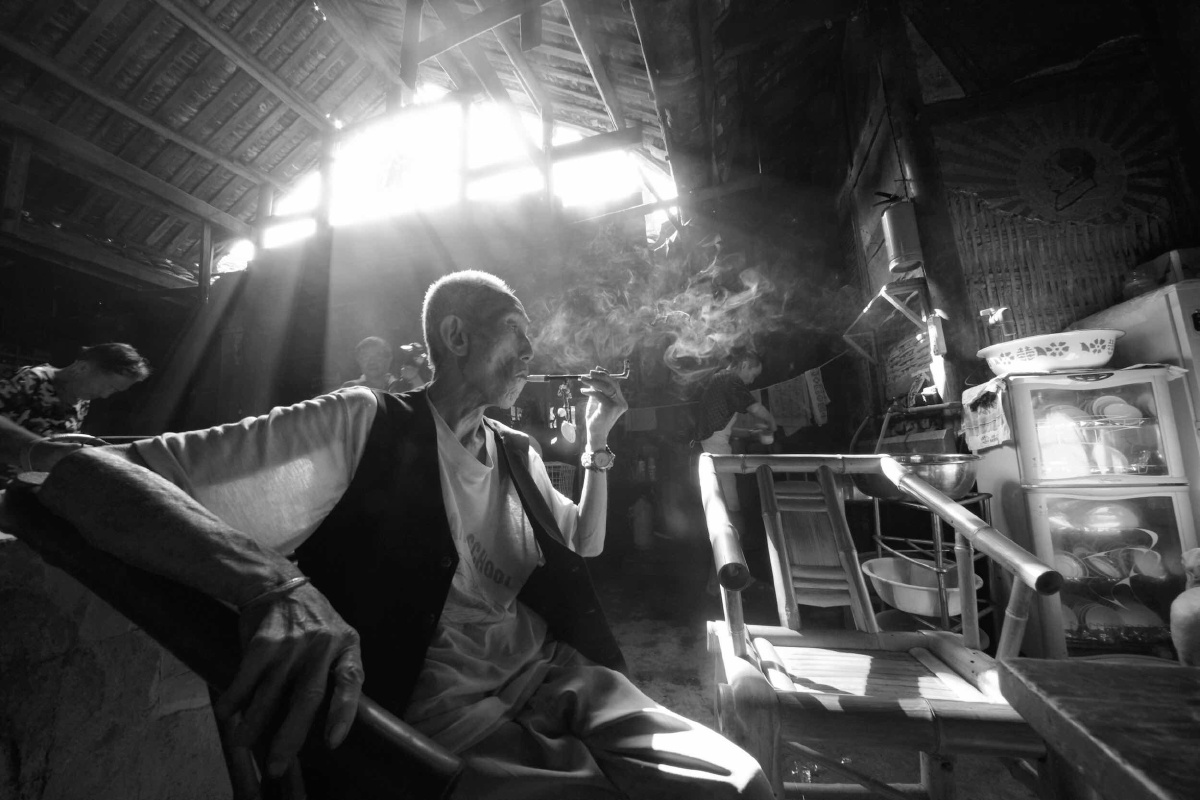 抽旱烟的老人