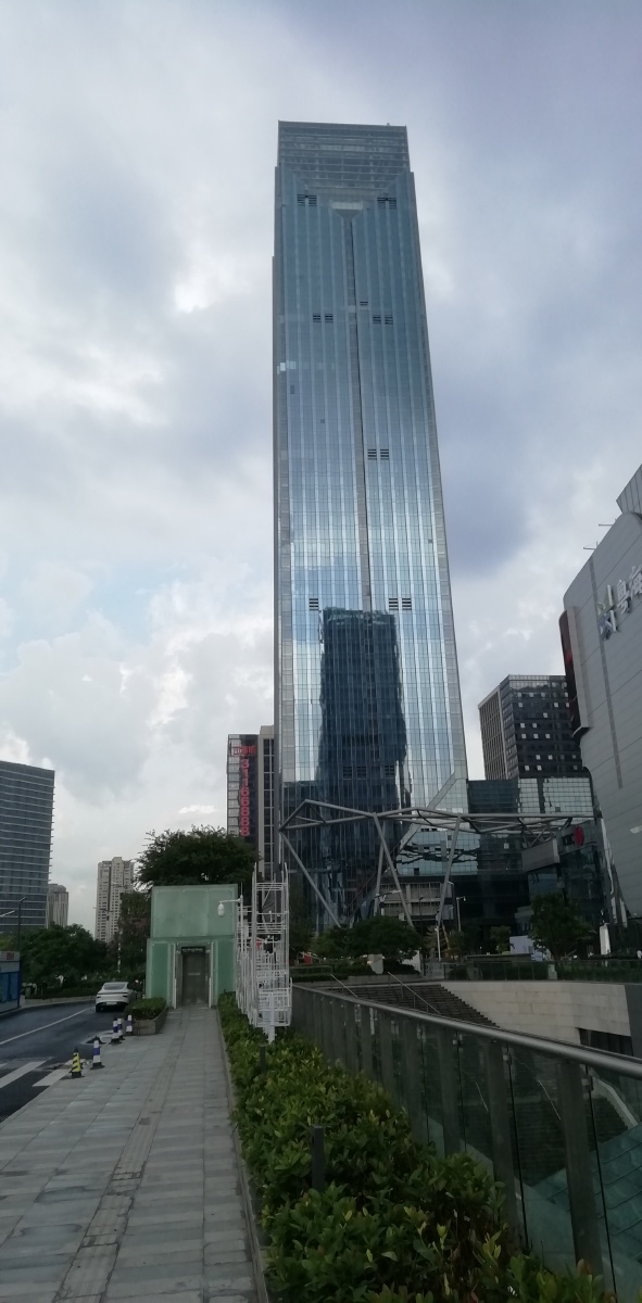 广州番禺南村的万博城犹如南国的一颗耀眼的明珠熠熠生辉有人比喻万博