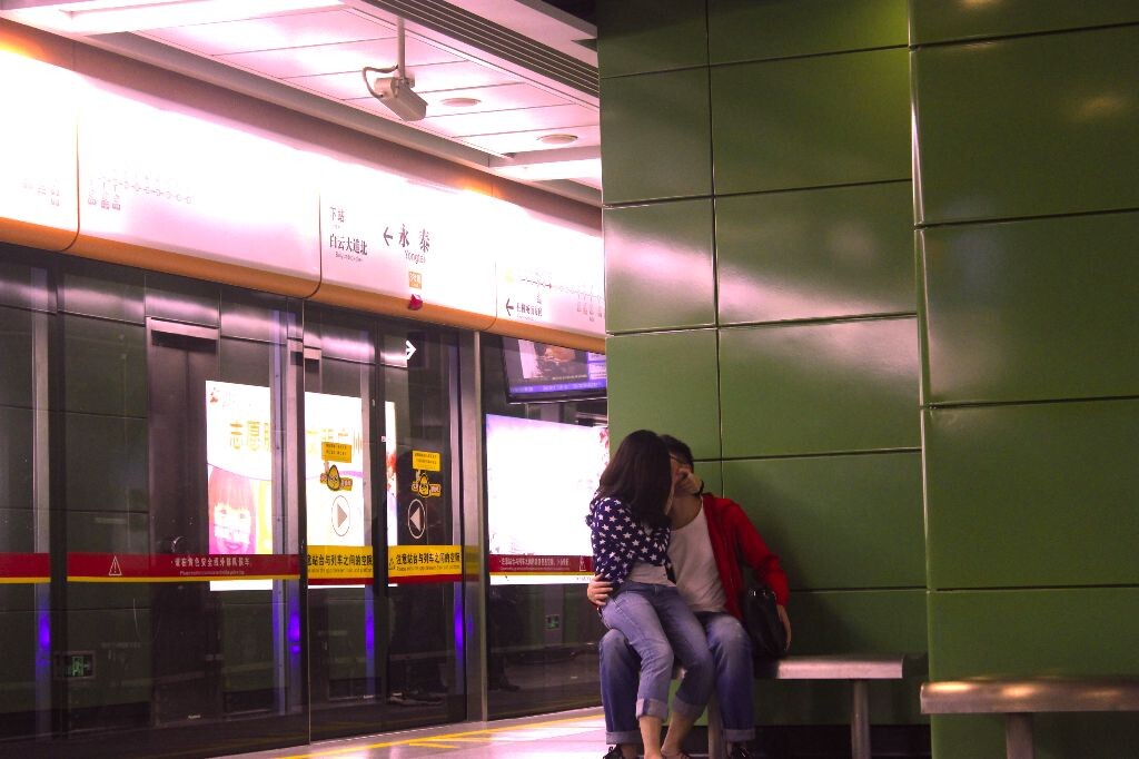 Couple kissing in the Yongtai Subway Station