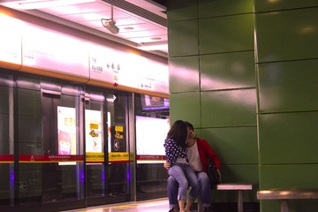 Couple kissing in the Yongtai Subway Station