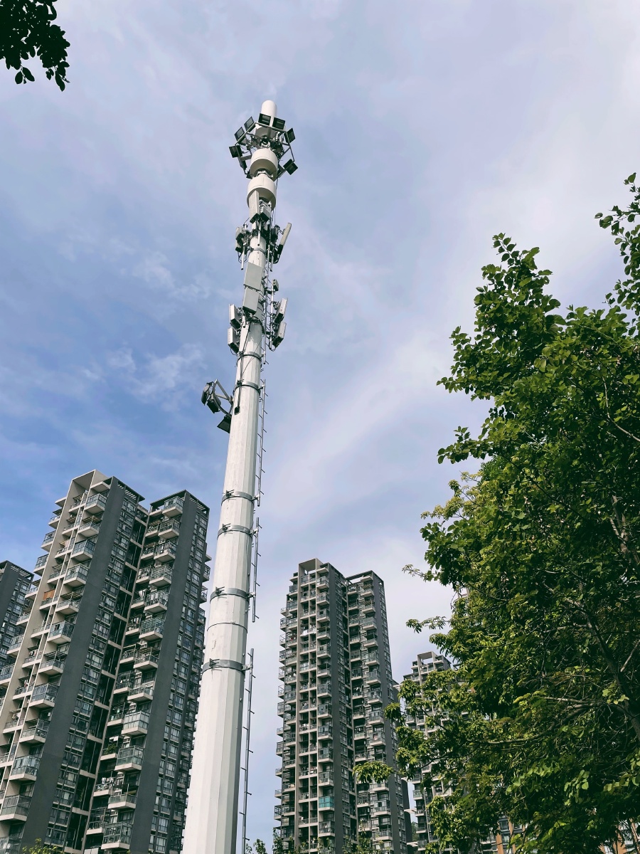 城市街拍天空信号塔