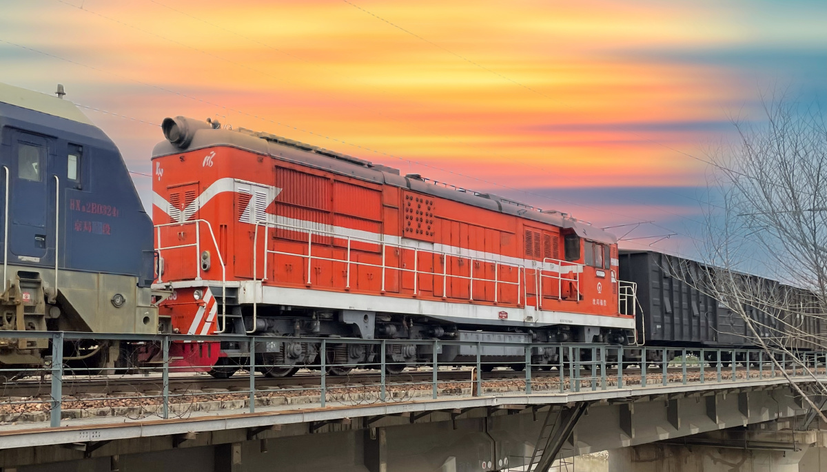 京广铁路一普通货列附挂沈局锦段调机前去厂修 - 单反拍火车的萌新