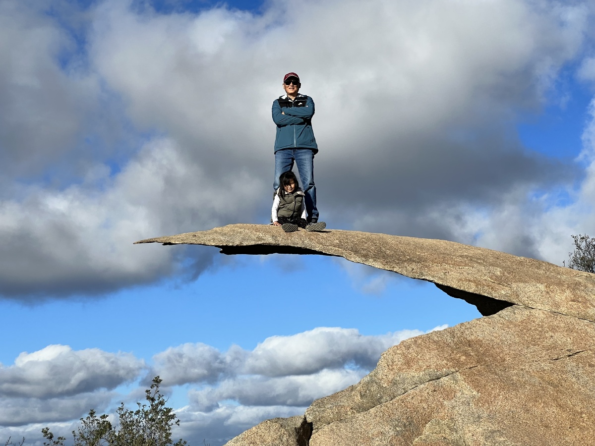在著名的薯片岩石上登高望远看世界