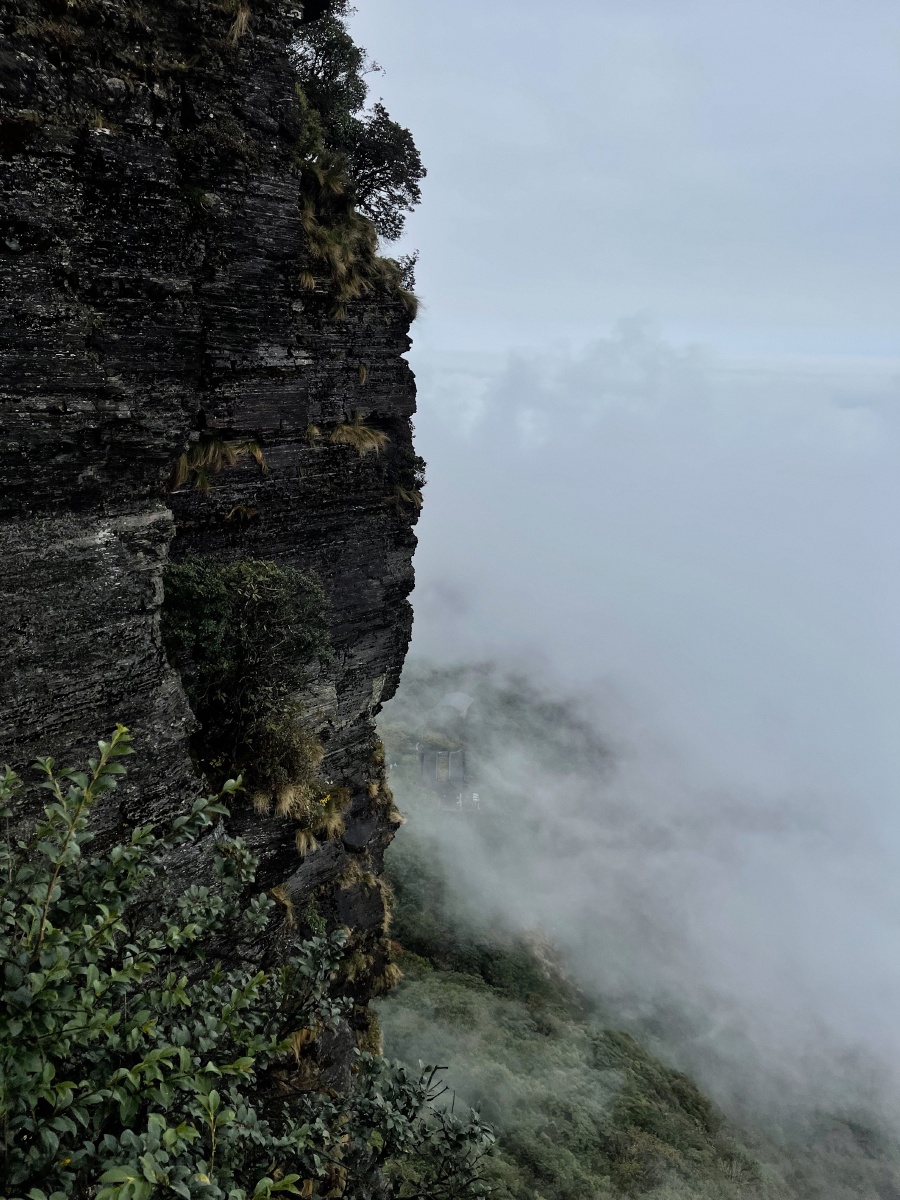 梵净山烟雾缭绕仙气飘飘