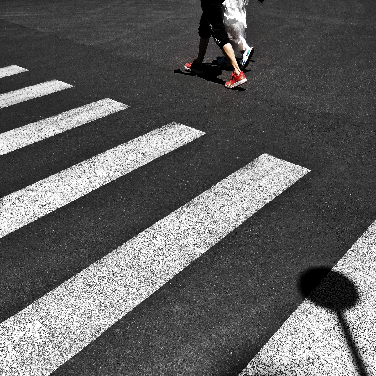 手机摄影斑马线和行人