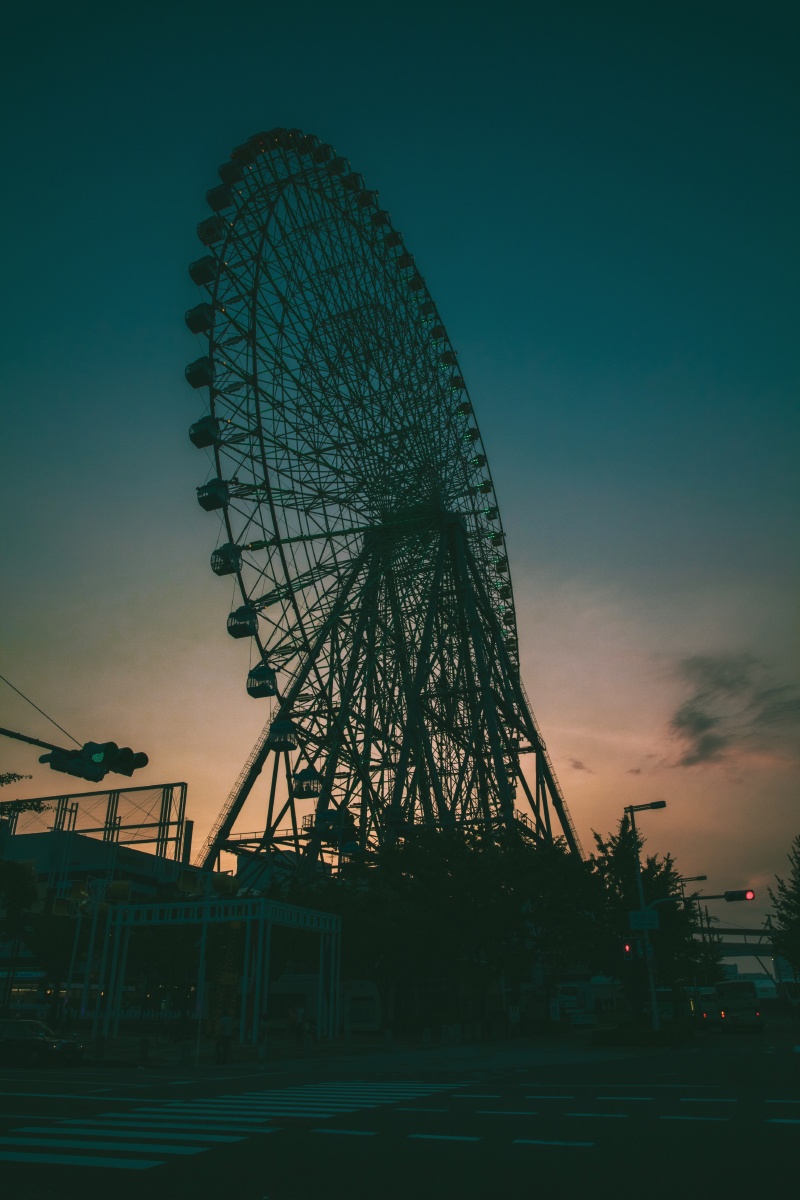 大阪暮色中的摩天轮