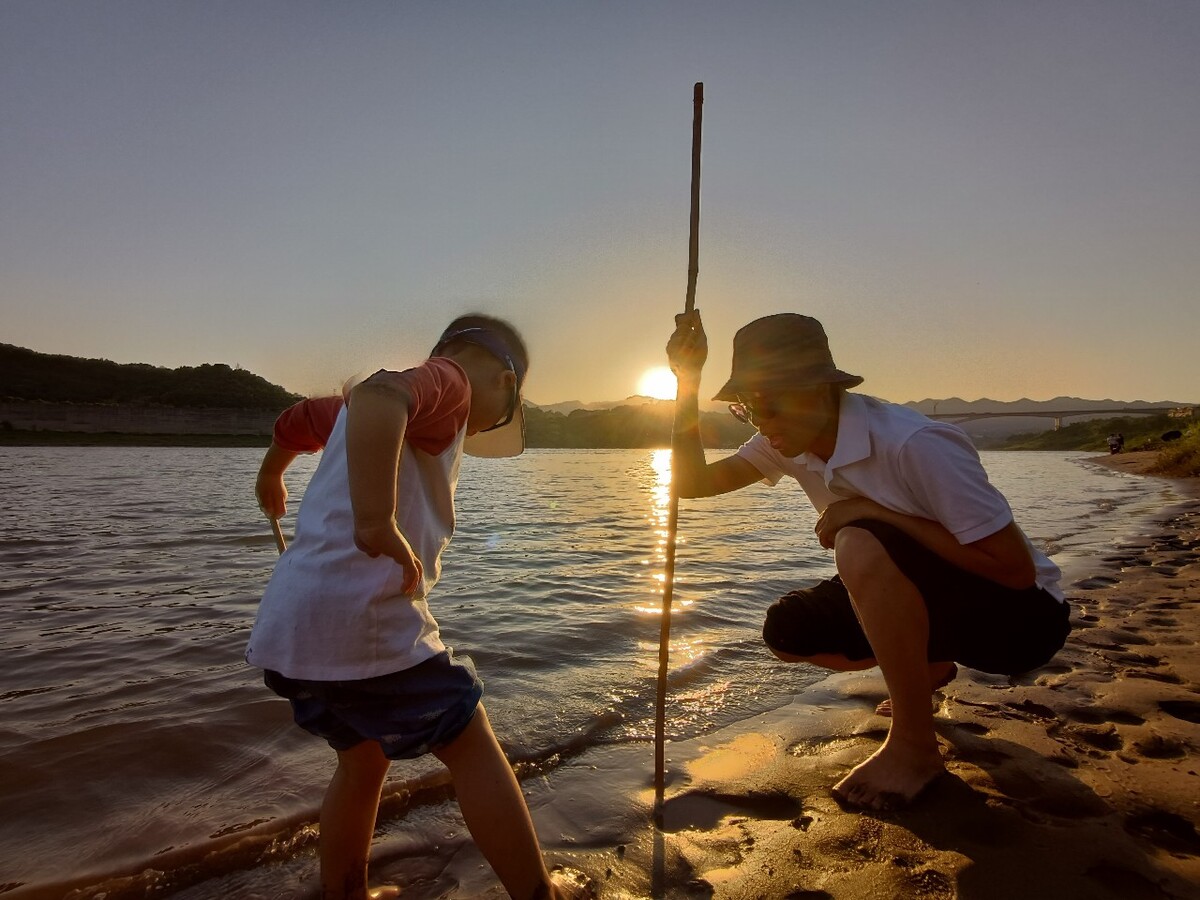 父与子|沙滩.夕阳