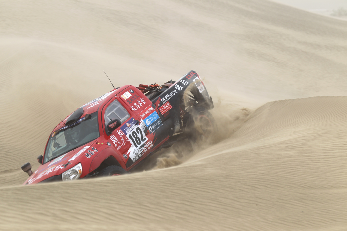 中国环塔国际拉力赛沙漠塞段是最难预测结果的在大自然面前人类总是