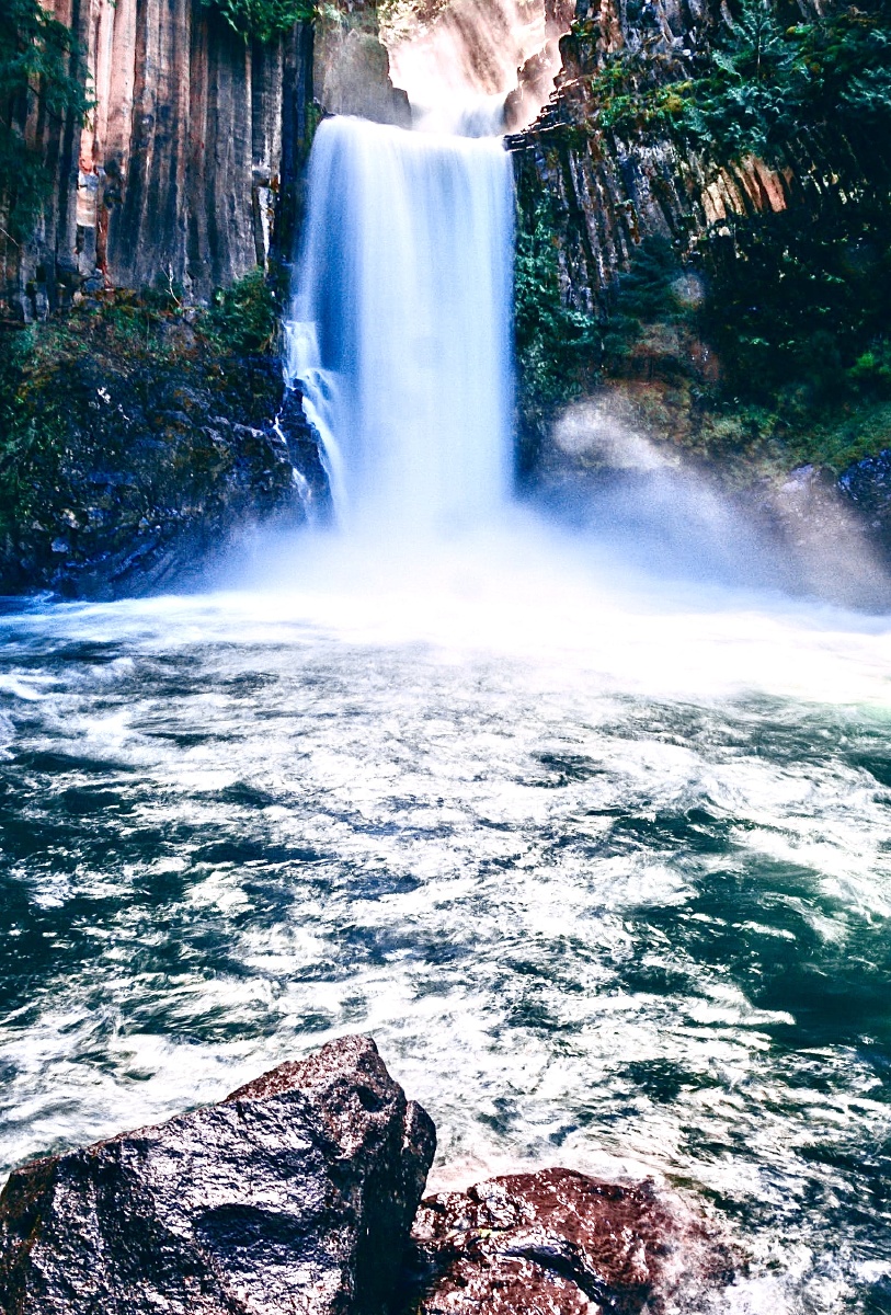 唯美壁纸系列2山川中的小溪河流瀑布