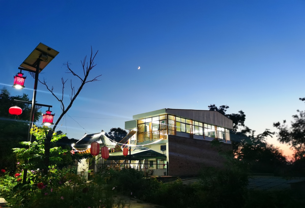 夜色中的农家小院