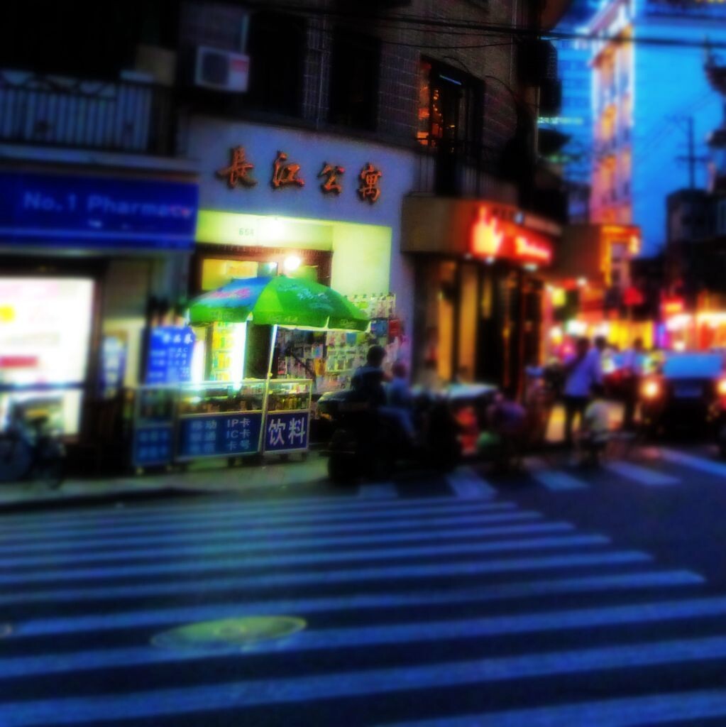 长江公寓---摇粉色团扇的老太太<br />
张爱玲离开常德公寓后，便住入了长江公寓。公寓沿街淡褐色马蹄状，外面看7层建筑，里面还有 14层楼房。从一间开着的房门看到，过道地砖有点泛黄却一直连到墙面1米高左右，细柳安木地板 ，装饰线、热水汀，铜铸各类配件。主客卧之间还有四扇铰链在一起的推门。公寓两栋建筑之间有花园。初进公寓的人，多半会在这面迷路。因为底楼，要从电梯旁边一扇通往花园的门进出的。我便是其中一个，转了几圈后一位摇着粉色羽毛扇的老太太问找谁，我脱口而出找张爱玲，老婆婆倒是没生气，很淡定的说她搬走有些年了。我说原先园子里有八角亭子和水井的，老人家说大炼钢铁时亭子毁了，井也不用了。大概是看我是做过功课而来的，老太太很热心的带我出去时，还特意告诉我张爱玲和姑姑以前住在301室，走廊到底便是。正门进去的，边门被领出来的，临走时我对老人家弯腰致谢，她意想不到的说你和胡兰成到有点像。（图片为黄河路65号长江公寓）
