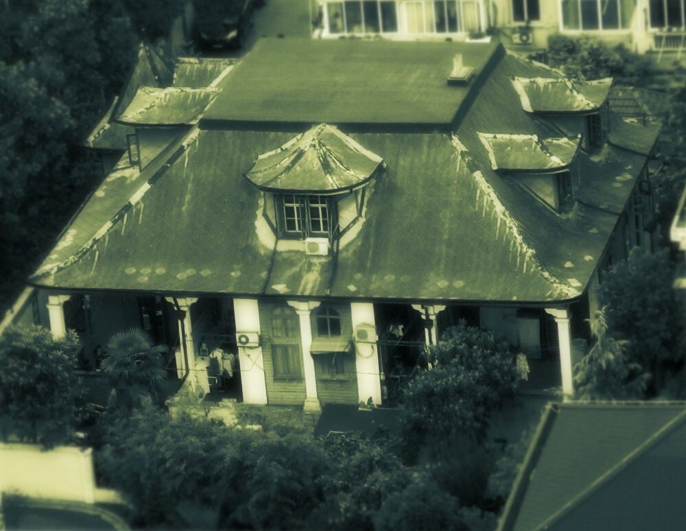 1863年英国人罗伯特•赫德来到上海，就任上海江海关税务司，兼管长江各口关务。在沪任职期间，招募了一批西人高级职员，建立了中国海关关署。1898年赫德在海关关署傍边，造了俱乐部（坊间称小木屋）。2层结构的小洋楼，早期英国殖民式建筑风格，方柱敞廊，木制横线鱼鳞板条，台锥形翘屋顶，覆盖瓦楞薄板。西北角有一个小四方翘尖塔，最漂亮的是，屋顶上东、南、西、北设4座类似普鲁士士兵头盔式翘檐老虎窗。现存上海最老的木结构洋房（地址：汾阳路9弄3号）