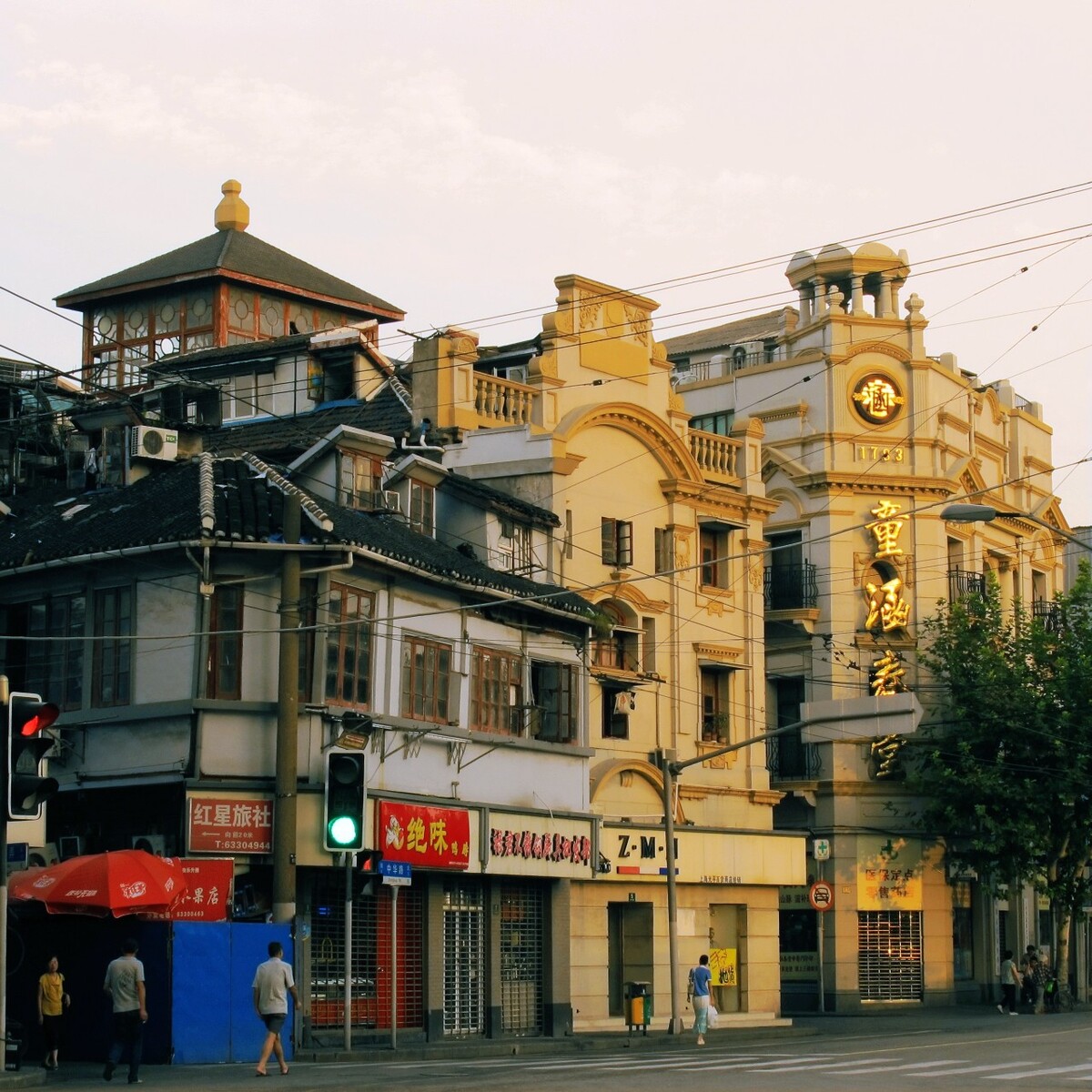 华界，相对租界来说是华人居住的范围。传统中国建筑，园林多而且漂亮。第一次小刀会部分腌割，第二次文革破四旧，第三次90年代后的房产热，不知老城厢的损失是否占第一位。