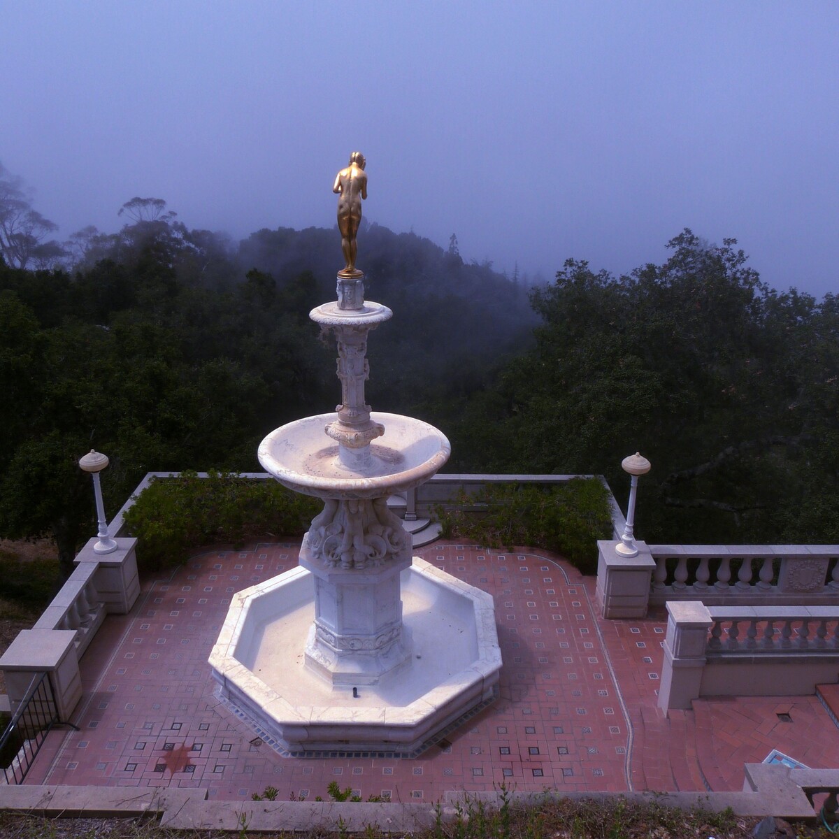 照片描述赫斯特城堡（Hearst Castle）3.山顶上的这尊雕塑我很疑惑，满身金黄的它为什么背对着主楼。我试图去看她的容颜，但几率很小，美国人告诉了我2点。一是主人每次回家都坐飞机，纯洁的雕塑在晚霞中，赤裸裸的正面迎接他，二是美女眼光能够遍及的土地，都是他家的拥有的。