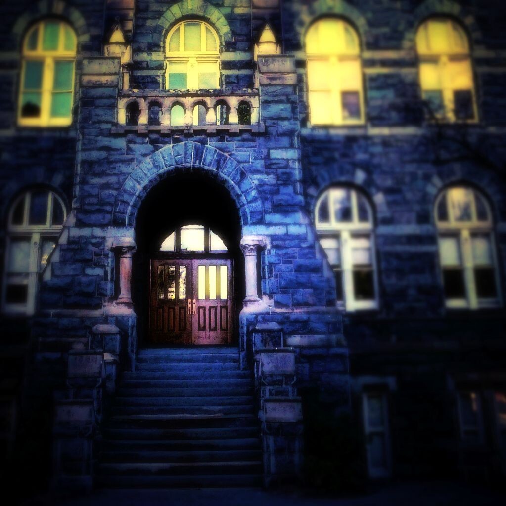希利堂（Healy Hall）建于1877年至1879年，由知名建筑师保罗·约翰内斯·派尔兹和约翰·史密斯梅尔设计。乔治敦大学创建于1789年，是美国最古老的大学之一。华盛顿市中心，在白宫西北面两英里左右。美国总统比尔·克林顿、菲律宾总统阿罗约及台湾政治人物宋楚瑜等是乔治城大学校友。 