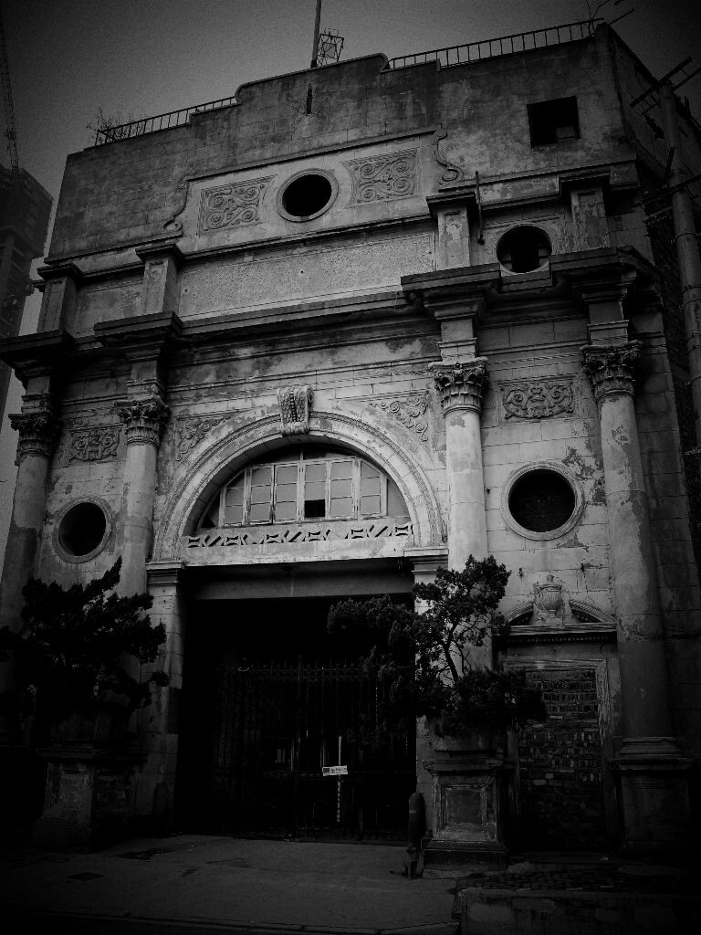 #寻访海派文化# 山花烂漫时1.[山花]英文名称[broken pediment]，西方建筑术语。它是一种在最高点或基底处被断开，并嵌入各种装饰小雕像的开口三角墙，多出现在古希腊及古罗马建筑，新古典主义、文艺复兴时期的建筑中。