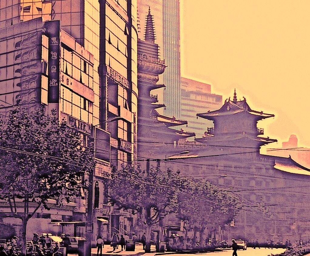 静安寺，上海县治西北一十里。清代《上海县志》：“静安教寺，初在沪渎。吴赤乌中建，号重元寺。唐更永泰禅院，宋祥符初改今额。”《瀛壖杂志》 ：僧寮数众，苦行清修，香火梵呗，昔称极盛。每逢四月八日浴佛大会，士女毕集，施舍无算，春秋传戒之期，远近众观者趾相错也。