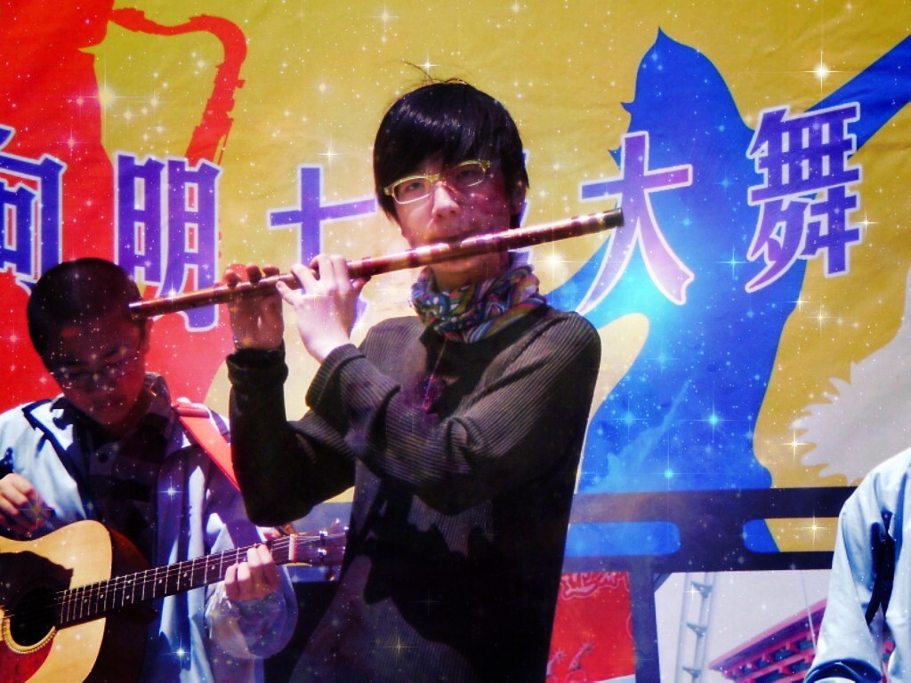 小小的承诺<br />
2011-07-14 19:13发表分类:随笔日记 权限:仅好友可见 <br />
乐队排练结束时天空下起了不大不小的雨,一路拦车不知不觉走到了公交车站的凉蓬下,边躲雨边顾盼。<br />
突然有人拉了我一下并对我说:“小弟,45路来了喊我一声,我听不出几路车的。”<br />
我回头一看,是位盲人,没思考就答应了。<br />
世界上的事就有这么怪的,半个小时见不到的空车,眨眼3到4辆停在面前。那一刻的纠结还好只是一刻。<br />
又过了大概15分钟,公交车来了,我对老伯伯说,45路来了。。。。。。<br />
时间越接近下班,打的的概率更少了。我一把吉他,一个琴架,六根笛子一片白眼中挤上了42路公交车~<br />
我想那位老伯还好没看见我的长发和破的牛仔裤,要不然是不会相信我会是,向明初级中学第一批的团员的。<br />
文字为初中日记摘录。为什么新年第一天重读这篇日记,因为随着年龄的增长,综合考虑的元素会很多,爱心会越来越淡漠。<br />
新的一年,勉励自己正能量永远放第一位。<br />
照片为初中乐队演出,旁边的厉大叔在米国还好吗。<br />