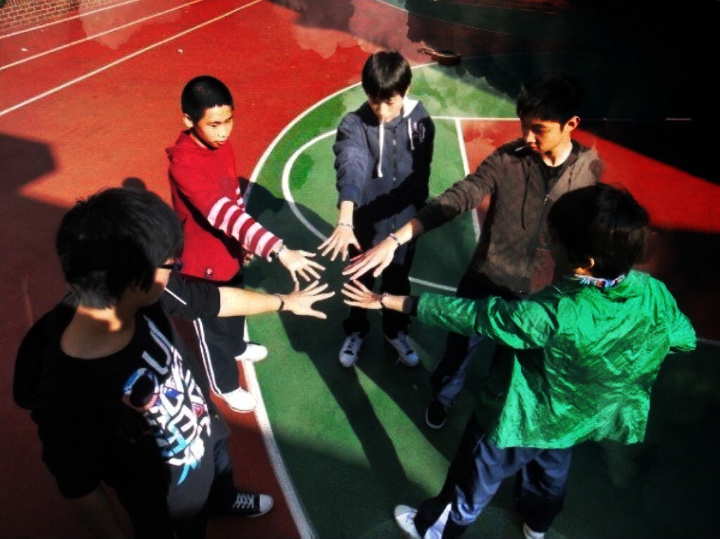 少年作品更富意趣<br />
日期:2011-04-18 作者:林明杰 来源:新民晚报<br />
本报讯(记者 林明杰)一个有趣的艺术展今天在热火朝天的上海F1赛场内举办。参展的是两对父子:作家陈村和他的儿子杨乐山水、画家乔士明和儿子乔泽轩。 这个展览的名称为《也许是上海也许是我》。人们似乎对两个儿子的作品更感兴趣。这两个1996年出生的少年,作品透露出鲜明的青春气息。乔泽轩对黑白数码写真进行局部涂抹,很有波普艺术的感觉,其中有一组手的作品,每只手上拿着不同的小物件,从节拍器到打火机,小乔表示,这寓意上海是一个滩涂,“神马东西都冲得上来……”与父亲作品的深刻、犀利不同,杨乐山水的诗歌有着流行歌曲般的意趣,透着淡淡的迷茫和憧憬。<br />
<br />
<br />
<a href="http://xmwb.xinmin.cn/xmwb/html/2011-04/18/content_680712.htm" target="_blank" rel="nofollow">http://xmwb.xinmin.cn/xmwb/html/2011-04/18/content_680712.htm</a><br />