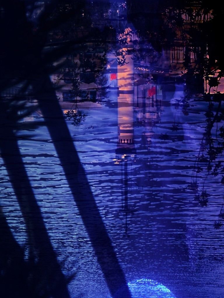 课本里选的古诗,总会带上有色眼镜。有的好诗自己不去翻阅,恐怕一辈子不会知道。隋炀帝《元夕于通衢建灯夜升南楼》 法轮天上转,梵声天上来;灯树千光照,花焰七枝开。月影疑流水,春风含夜梅, 燔动黄金地,钟发琉璃台。<br />
辛弃疾的《青玉案元夕》也是写元宵的。<br />
东风夜放花千树,更吹落,星如雨。 宝马雕车香满路,凤萧声动,壶光转,一夜鱼龙舞 。蛾儿雪柳黄金缕,笑语盈盈暗香去。 众里寻他千百度,蓦然回首, 那人却在,火阑珊处。<br />
隋炀帝,辛弃疾享受孤独之时,便是与自己灵魂对话的时候。高考前元宵节自我解压。<br />