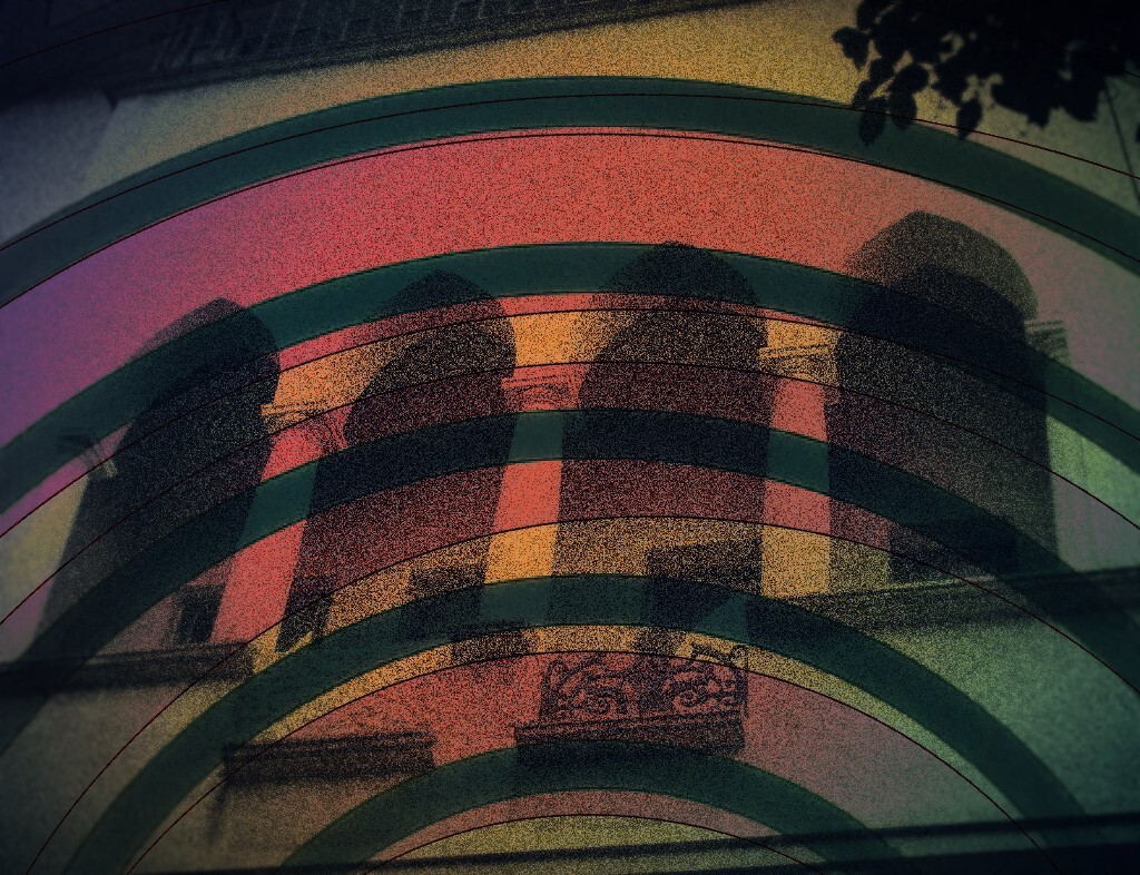 .斜桥弄住宅（麦家花园）1931年邬达克设计，暖气片的铸铁盖板和木门都有中国传统纹样。原为私人住宅，49年后公惠医院。地址：石门一路315弄6号。具体照片及文字见百度“麦家花园或斜桥弄巨厦”。03年的照片以romo记录为主，现在的照片倾向于主观性再多一点点。