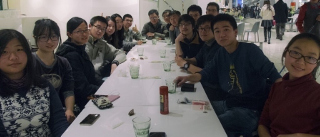2015年的最后一天,高中的同学相约去向明中学看望老师,然后是同学毕业后的第一次聚会。<br />
晚上9点开始跟着王国平老师拍摄跨年狂欢。到了凌晨1点回家时,才发现马路上根本拦不到出租车。<br />
唯有两个办法,随人们去吃夜排档或者徒步回家。我选择了后者。<br />
从静安寺开始漫游,一路风景线是读高中时从来不知道的,虽说是鸡叫出门鬼叫回家,但上海滩夜游者没有一点睡意,各个容光焕发是意想不到的。<br />
衡山路国际礼拜堂对面,操作各种语言的外国人,喝醉的,装疯卖傻的在马路上大声喧哗,文明礼貌点的不会说中文的,在一旁的小马路边,一手拿一根筷子,满头冒汗的在吃着各种叫不出名字的热炒,目测有炒螺丝,油豆腐线粉汤等等。<br />
也有文质彬彬的中国人在那里饕餮,我是没看到过夏天的大排档,据说是拉块塑料布,挡风挡雨的一长溜,蔚为壮观。<br />
经过1个小时的徒步,终于回到了家。饥肠辘辘的我迫不及待的翻出了面条,找几个剩菜一字排开,无比快乐的吃完了我的第一顿的夜排档。<br />
照片为各奔东西后相聚的前向明高中部分同学。<br />