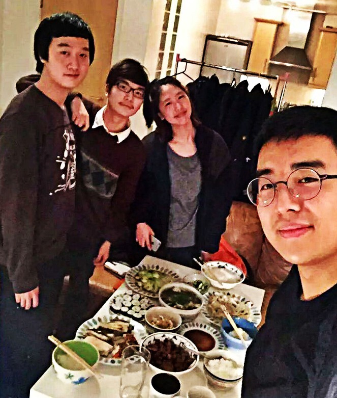 来英国第一次过中国年，要找同样的脸真不容易。来自不同系的版画，雕塑，数码四个人凑齐，为即将举办的中式的Party练习各自的拿手菜并试吃。目前已有20个外国同学报名来过中国年。<br />
爆竹声中一岁除，若干年后一定会是高考题目的，鞭炮真的会在上海成为了历史？ <br />
我在英国给各位拜年“亲爱的父老兄弟姐妹们，愿你们凡事兴盛，身体健壮，正如你们灵魂兴盛一样。” <br />
