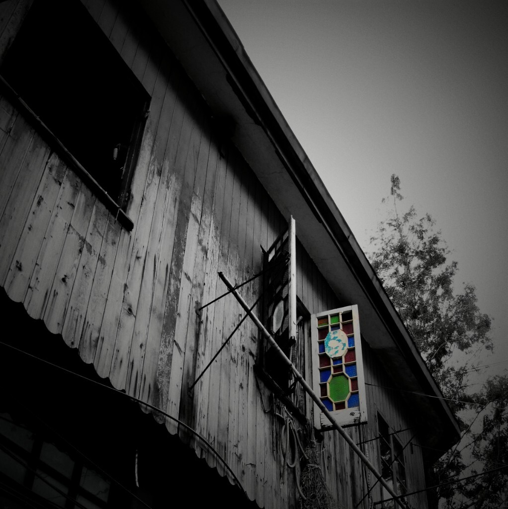 <br />
    第一次听到烟纸店的说法，觉得很好玩。特意问明白两个字怎么写。<br />
    烟纸店，卖香烟和草纸的店。在没有超市便利店的概念之前，街角小店，是老百姓不可或缺的，日用品购买的唯一去处。烟能明白，烟民国。纸不明白，而且还是草纸。<br />
    原来80年代前的草纸，有黄草纸与白草纸之分。草纸占地面积大，大概要占掉烟纸店不少面积。黄草纸便宜，但粗糙。现在要想看，只能去看高升里面，一层一层包裹着炸药的的就是。<br />
    想想以前这东西人人在擦屁屁，实在不敢想象。<br />
    我家阿姨说她刚到上海时，第一次上公共厕所，看到别人都手里拿着一张黄草纸，站在一扇扇小门外面一边跺着脚，一边念念有词。黄草纸在她们老家，是用来代替钱币供奉给祖先的。她排在别人后面，盯着小门看，心里七上八下的。好在每个人出来时都眉目舒展，她也就不害怕了。<br />
    当然烟纸店还会卖很多东西。烟纸只是一个泛指的名词。<br />
    早些年还有零卖形式的拷老酒，打酱油。以前的酱油都是零卖的，基本上是小孩，拿着各种瓶子到烟纸店去打酱油。<br />
    令人意想不到的是，打酱油在消失多年后，08年会成为十大网络流行语之一。<br />
    有个笑话，一小孩去烟纸店打酱油，瓶子装满了还剩一点点倒不进去。小孩说没关系，瓶子底下有凹巢，倒在里面吧。回到家后，妈妈问怎么只有这么少的酱油呢，小孩说这是我没舍得放弃的那一小部分，你看大多的在这里。<br />
    于是，小孩又一次的将瓶子翻了一个身。<br />
    我还是蛮喜欢烟纸店的，至少它有鲜活的人文故事传说。<br />
