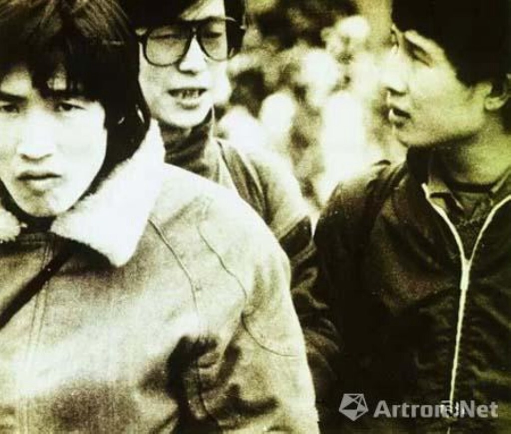 <br />
1986年,我到文汇报工作的第二年,有一天我们部里有一个实习生在办公室里说,淮海电影院的地下室新办了一个“艺术沙龙”,我很好奇,跟着这个实习生去采访,就认识了乔士明和尤泽宏。乔士明当时是淮海电影院的美工,老美校毕业,他的电影海报画得并不怎么样,《朱德和史沫特莱》让他画得根本分不清谁是朱德 谁是史沫特莱。但他说服了电影院的党支部书记,让他在地下室办了这个艺术沙龙,这也是上海最早的现代艺术活动之一,引起很大的关注,法国电视二台也来进行采访。---薄小波<br />
摘录《回顾85’美术档案 我接触的80年代上海“先锋艺术”》。祝乔士明父亲节快乐。<br />
照片1986年 (左起:尤泽宏 乔士明 薄小波)摄影杭绫冰。杭复旦校花当时还没做文汇报摄影部主任和薄离婚后赴美进修摄影。<br />