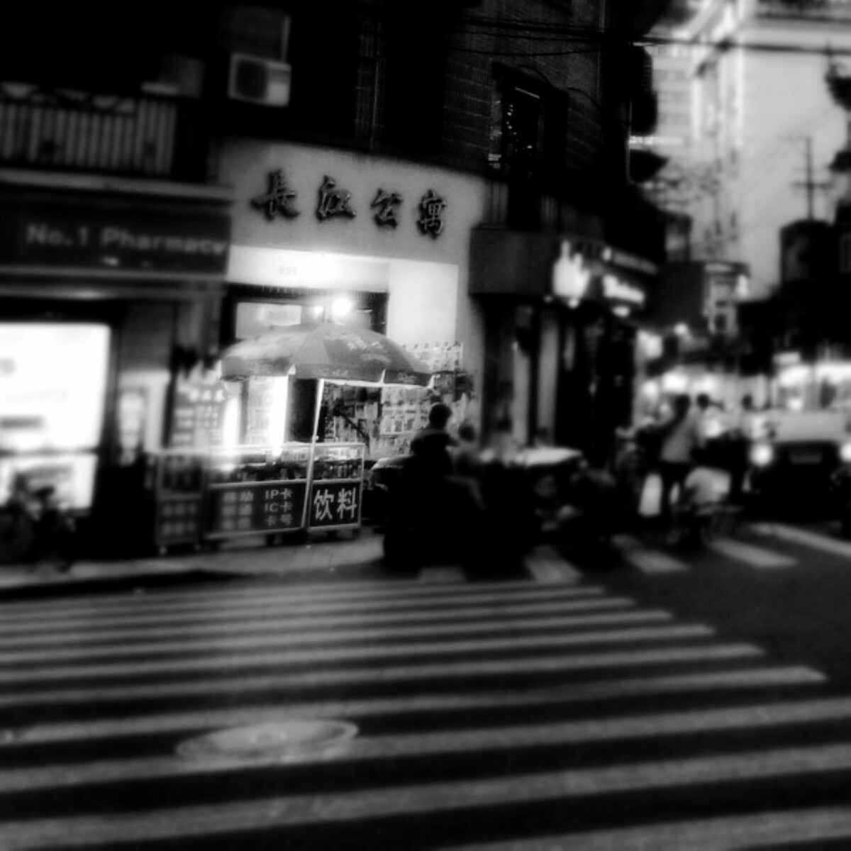 <br />
张爱玲离开常德公寓后,便住入了长江公寓。公寓沿街淡褐色马蹄状,外面看7层建筑,里面还有 14层楼房。从一间开着的房门看到,过道地砖有点泛黄却一直连到墙面1米高左右,细柳安木地板 ,装饰线、热水汀,铜铸各类配件。主客卧之间还有四扇铰链在一起的推门。公寓两栋建筑之间有花园。初进公寓的人,多半会在这面迷路。因为底楼,要从电梯旁 边一扇通往花园的门进出的。我便是其中一个,转了几圈后一位摇着粉色羽毛扇的老太太问找谁,我脱口而出找张爱玲,老婆婆倒是没生气,很淡定的说她搬走有些 年了。我说原先园子里有八角亭子和水井的,老人家说大炼钢铁时亭子毁了,井也不用了。大概是看我是做过功课而来的,老太太很热心的带我出去时,还特意告诉 我张爱玲和姑姑以前住在301室,走廊到底便是。正门进去的,边门被领出来的,临走时我对老人家弯腰致谢,她意想不到的说你和胡兰成到有点像。(图片为黄 河路65号长江公寓)<br />
<br />