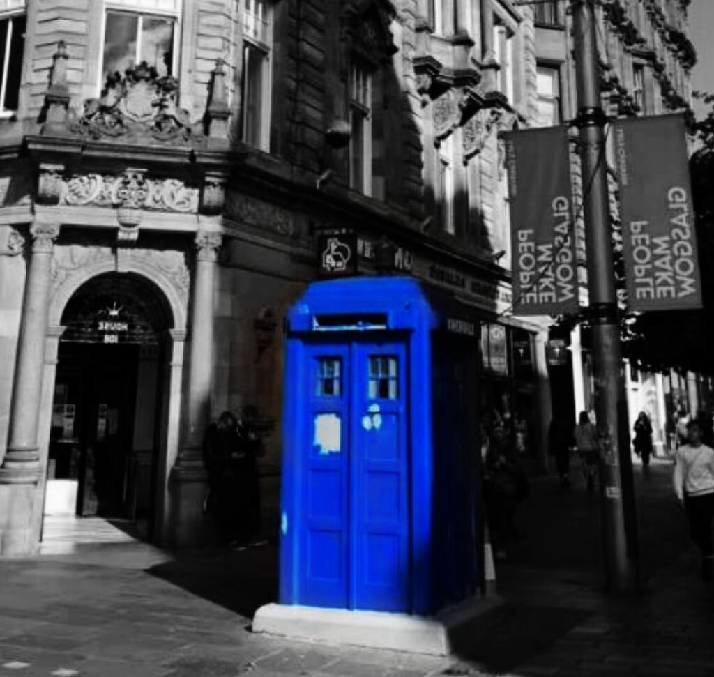 在英国判断一个人是不是宅男，只要问他知不知道 Tardis 。当年伦敦奥运会的闭幕式上，场内志愿者们身穿 Tardis 蓝制服，帽子上顶着灯泡，博士控们都心领神会Tardis 在维护世界和平呢。<br />
格拉斯哥大学的学生公寓，近在咫尺保留有已退出服役的蓝色警察亭作为地标。60年代苏格兰警方微型派出所，坐落在公共场所，供警察使用或市民联系警察。电话有一个链接的门可以在外部使用，亭子内有急救箱等等一应俱全的装备。<br />
1963 年 BBC 开始玩《神秘博士》穿越，长相酷似人类其实是外星人，没有人知道他的名字。博士不是博士也不是医生，但他会担起两者的责任。<br />
Tardis——伪装成英国警用电话亭的时间旅行机器，全名 Time and Relative Dimension in Space 时间、空间和相对维度。它的特点是“里面比外面大”。<br />
貌似比蝙蝠侠傻但比他更聪明智慧1200岁的Tardis，最后的“时间领主”在时空中旅行的故事演绎至今。<br />
《神秘博士》有吉尼斯世界纪录“史上最长命”科幻剧集之称。<br />
